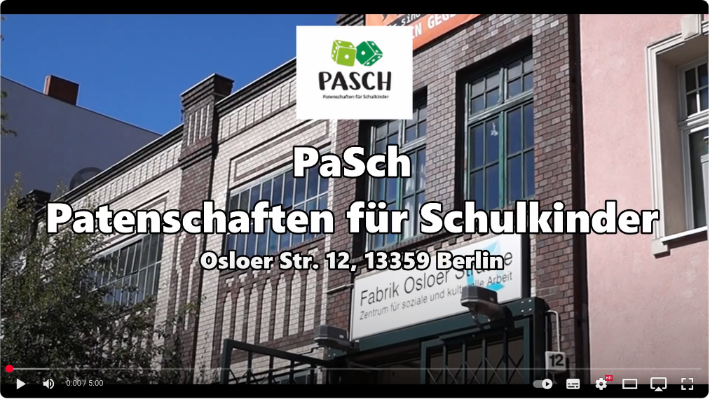 Fassade der Fabrik Osloer Straße mit Logo von Pasch Paten und dem Slogan Patenschaften für Schulkinde